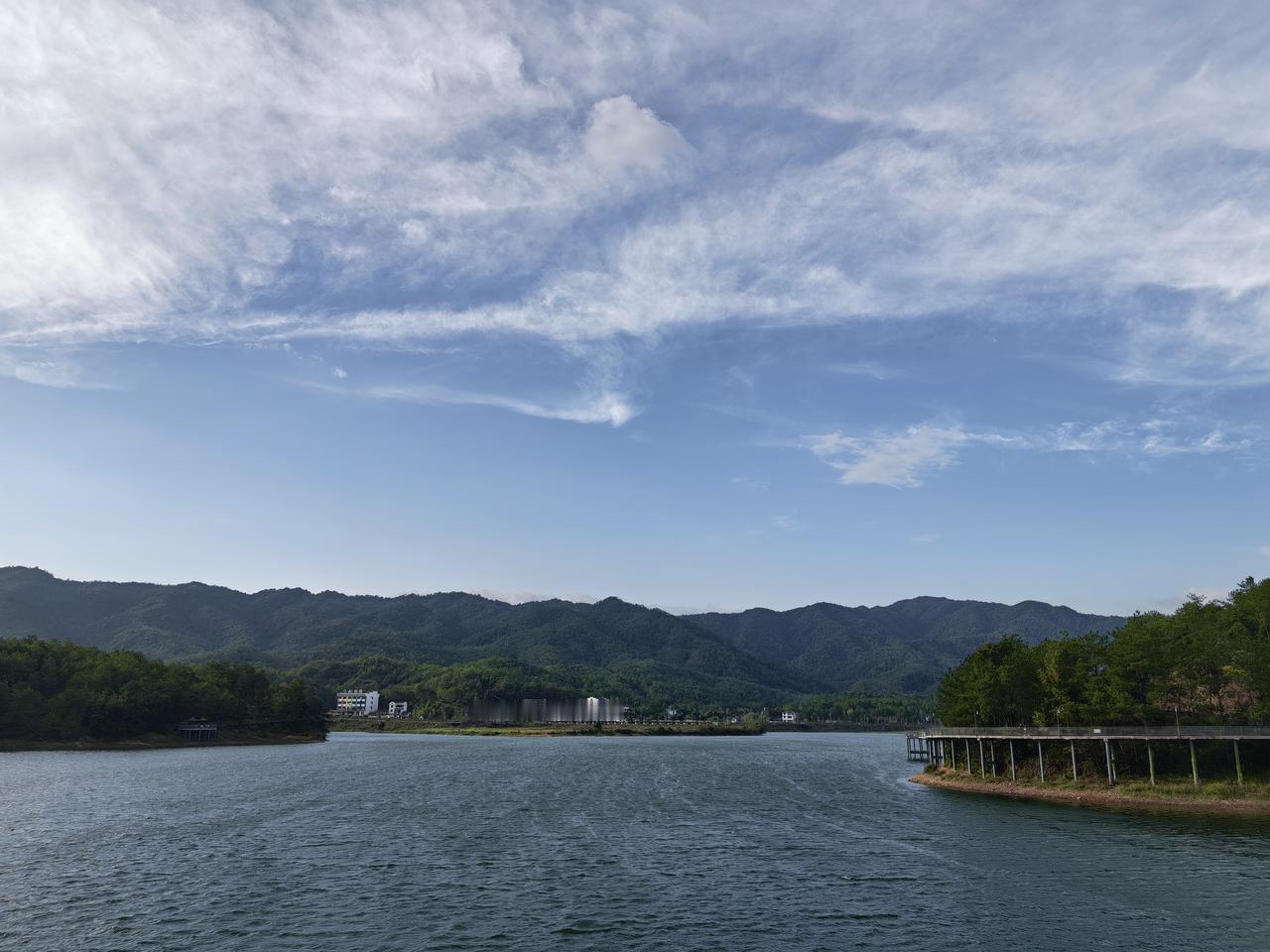 蓝色的天空
绿色的湖水
站在小桥上
风儿拂脸庞
闭上眼冥想
放空了脑袋
释放了压