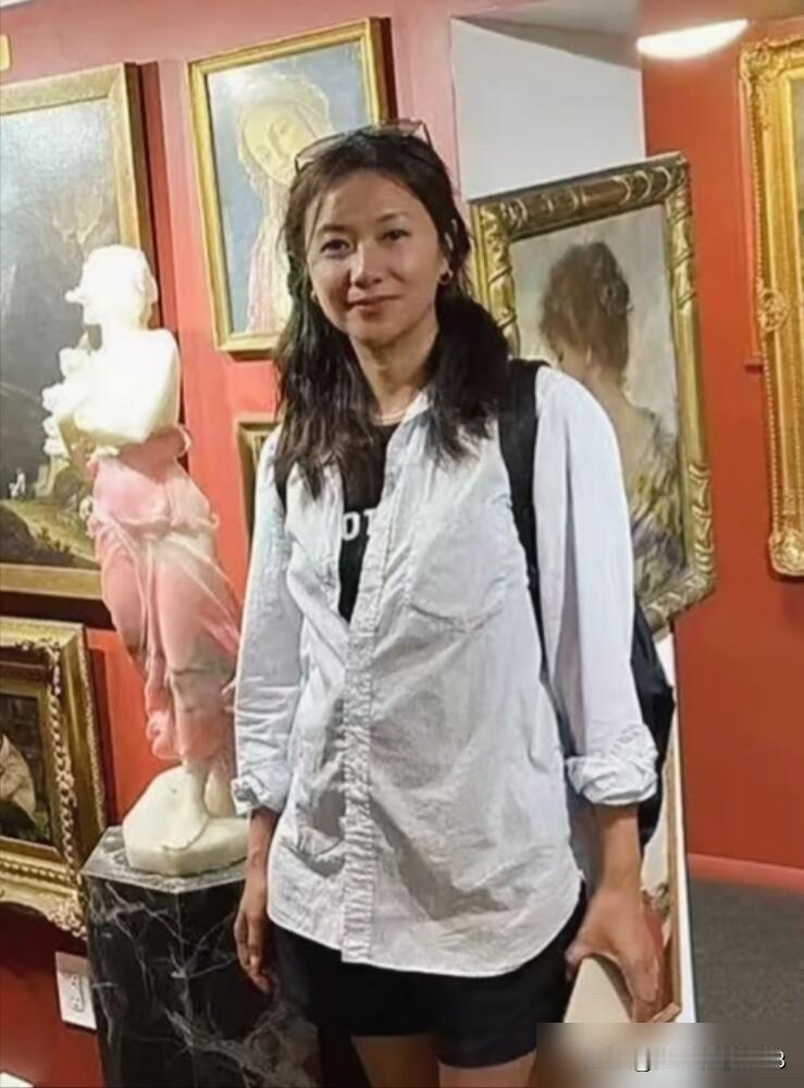 她的颜值确实是平平无奇的那种，根本算不上美女，没有俞飞鸿有气质，也没有陶慧敏那么