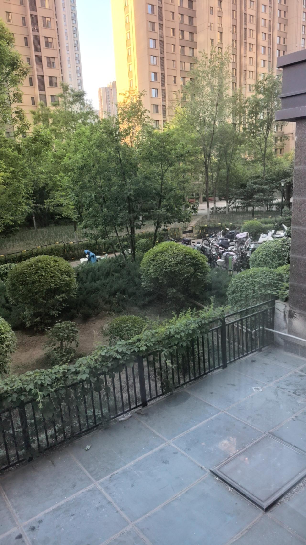不知道从什么时候开始，小区里每个单元门前安装了五六个电动车充电桩，开始还有人用这