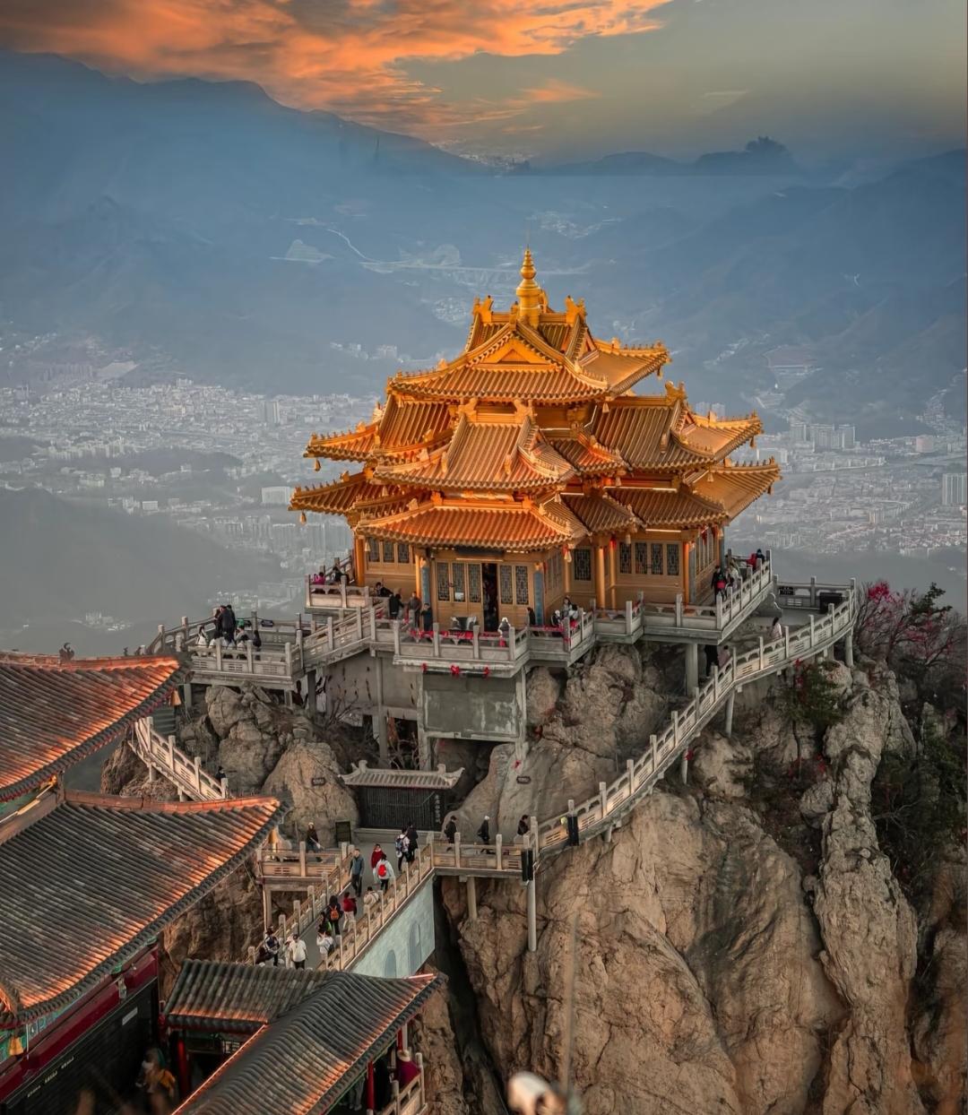 现在“倚老卖老”的老年人越来越多了？
近日江西一旅游景点，一位65岁大爷的视频立