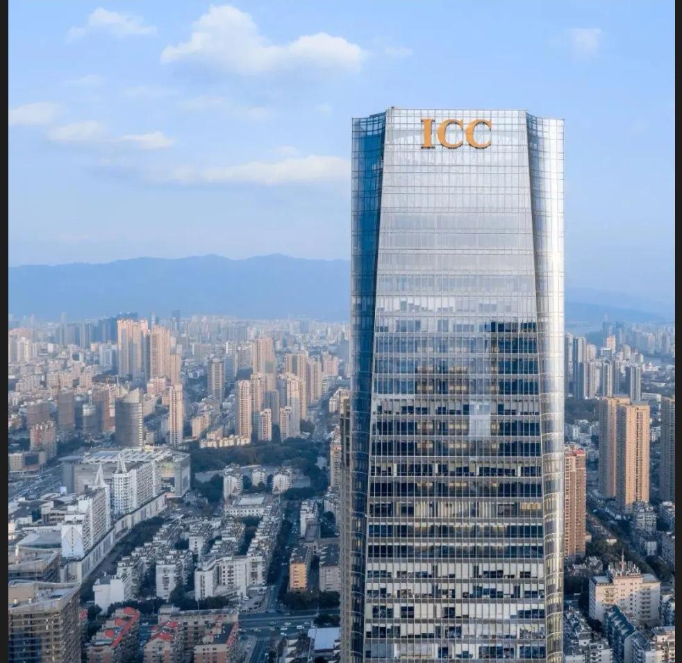 福州目前最高建筑是280米的升龙环球大厦，它可是闽江北岸中央商务区的地标。202