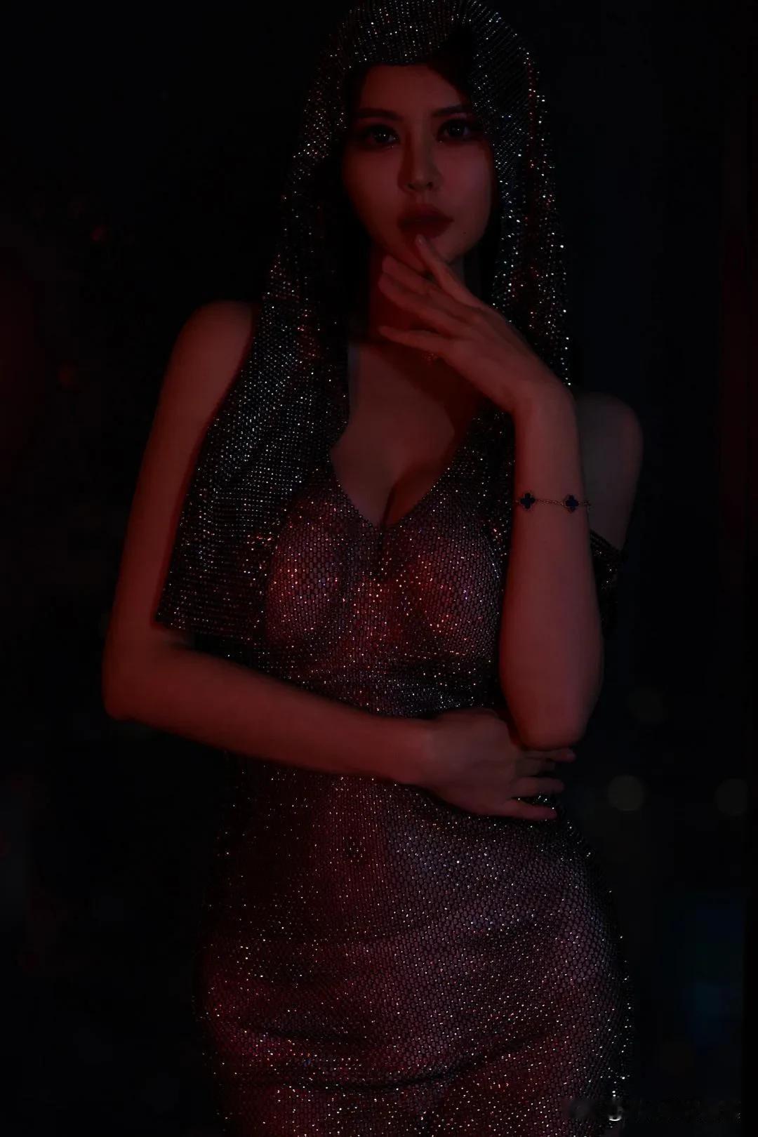 #全屏美女壁纸分享#暗夜的诱惑！ ​​​#暗夜的诱惑！ ​​​# 