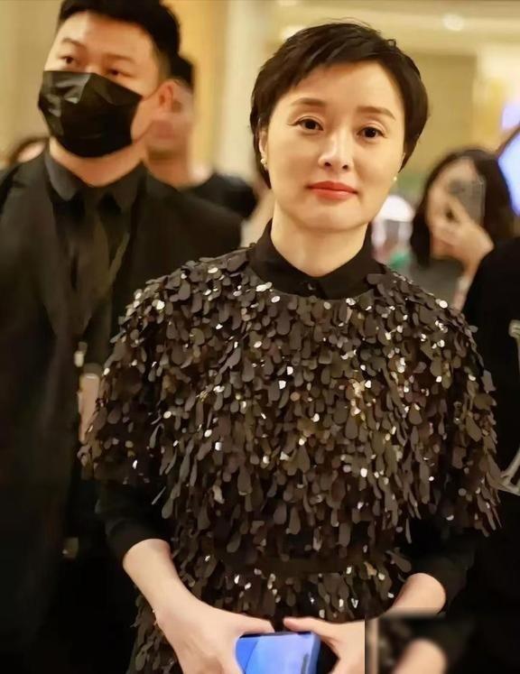 有人问53岁不婚不育的吴越，老了谁养你？她一句话怼回去：结婚这事真没啥可骄傲的。