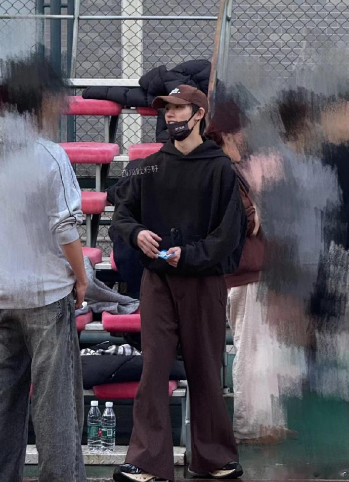 偶遇丁程鑫体测  跑完1000米的丁程鑫  有网友晒出在北电偶遇丁程鑫体测的照片