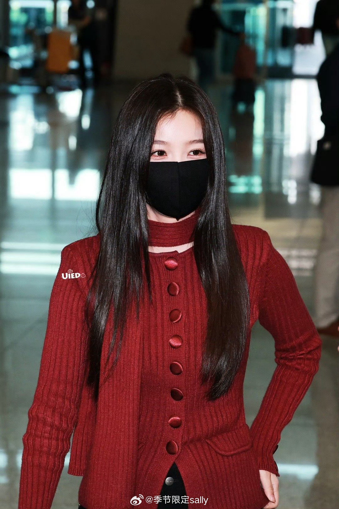 虞书欣今日首尔机场出发路透📸红色毛衣look ​​​