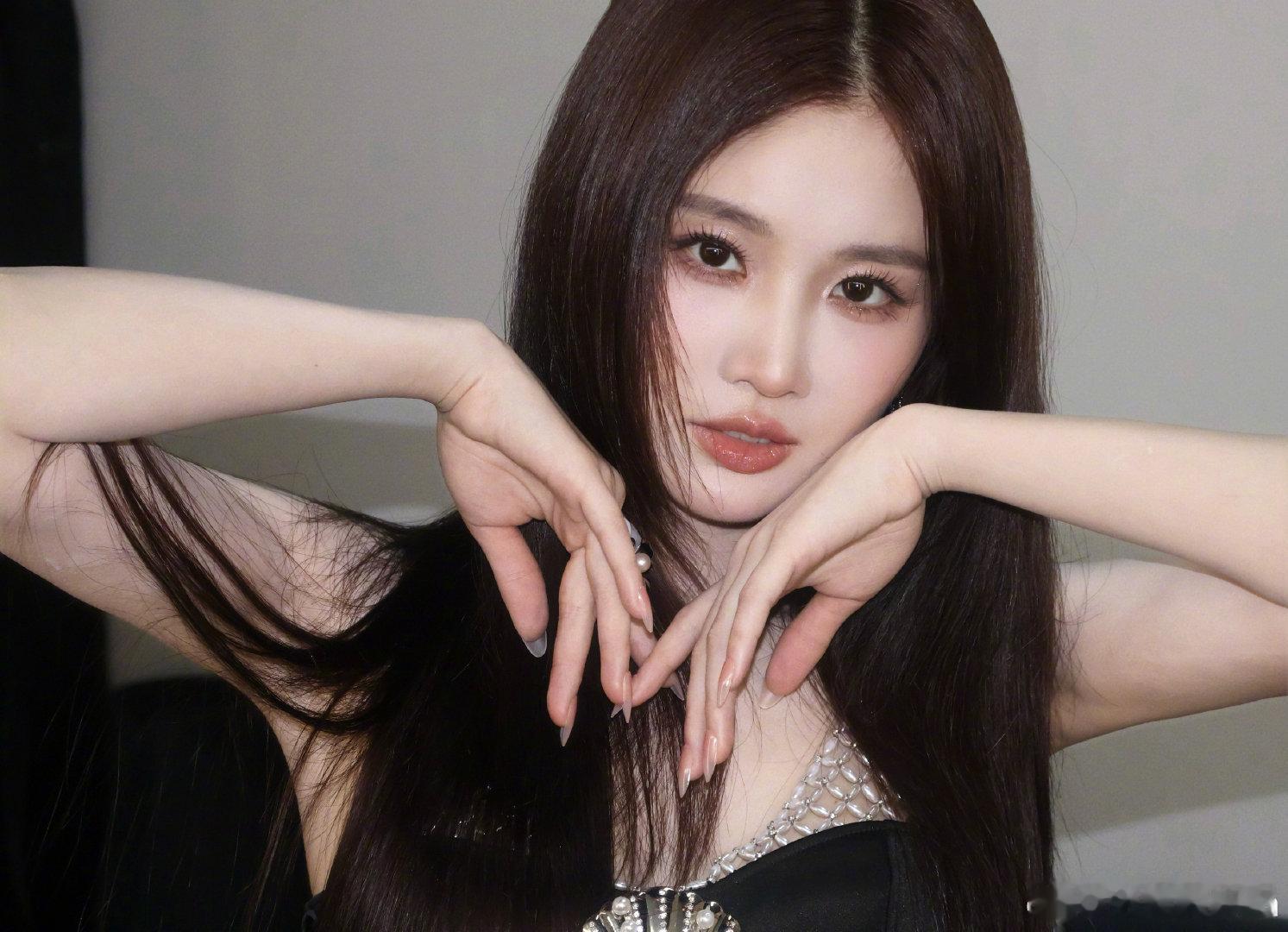 张慧雯长得挺乖就是有点抽象闺蜜当明星就张慧雯这样张慧雯真的把乖乖女和抽象派焊在一