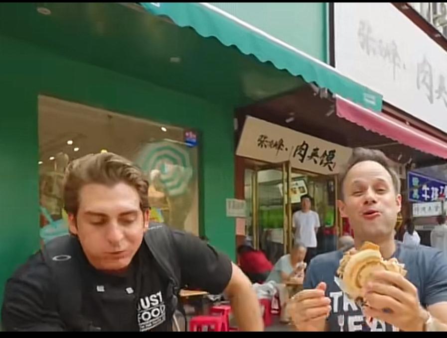 德国博主一天吃五顿，感叹回德国就要饿肚子了，去了西安早市，两个人吃得合不拢嘴，一