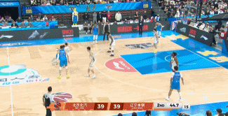 北京男篮vs辽宁男篮陈盈骏状态太火爆了，上半场完全把自己当成外援来打。辽宁的攻势