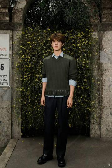 张泽禹的手镯 被张泽禹的手镯美到失语！钻石在秀场灯光下闪得人睁不开眼，和流苏毛衣