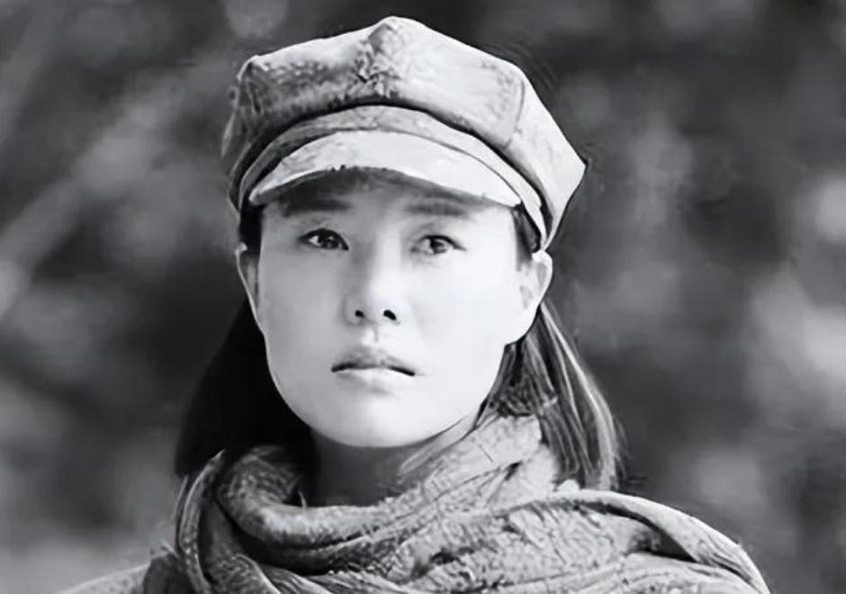 1937 年，15 岁的女红军被马家军俘虏，敌人正要对她行刑时，一名敌军军官疾驰