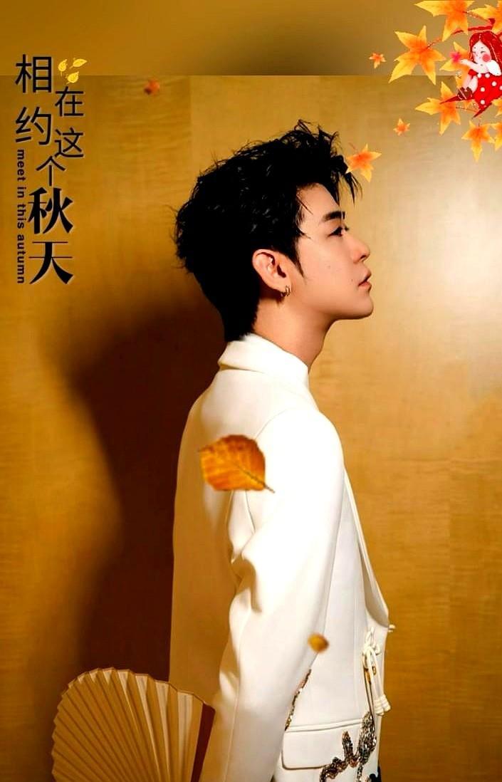 横店那晚，风一吹，人就醒了。
张云雷发了两个字：“等秋”。
没喊口号，没卖惨，没