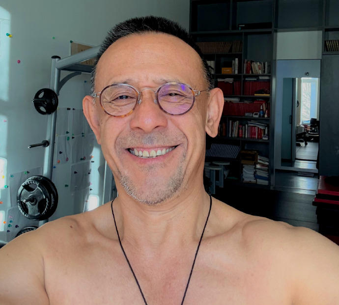 63岁姜文赤裸肩膀秀肌肉,网友:像36岁的