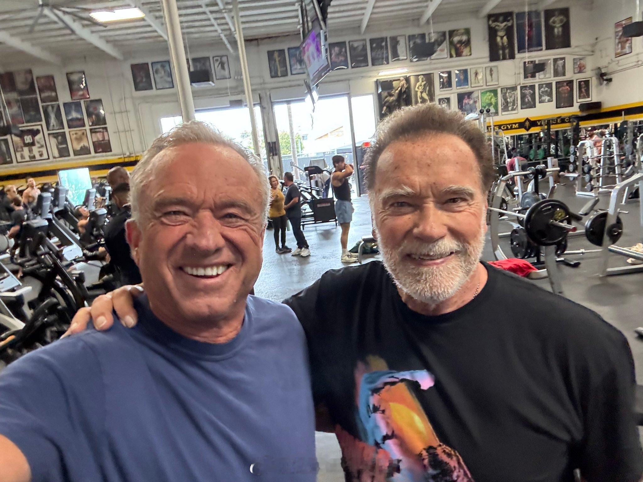 卫生部长RFK Jr.又又又和施瓦辛格在加州威尼斯海滩的Gold's Gym健身