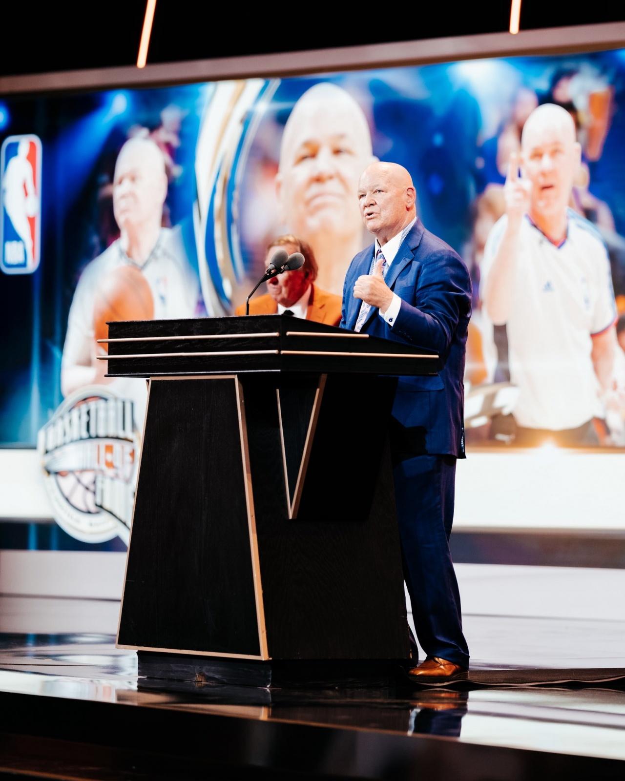 裁判界的天花板也就是入选NBA名人堂吧！
    大名鼎鼎的NBA裁判倔老头克劳