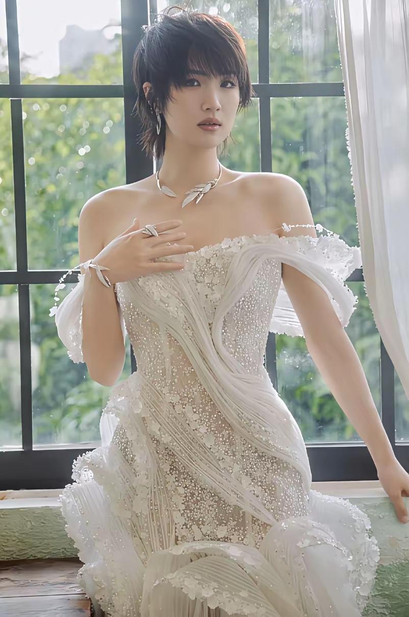 恕我直言，看姚安娜在鸿蒙星光盛典的演唱，真是把“本色演出”四个字刻在了骨子里。