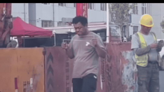 不要笑我读书少，不懂就问，这位大哥是在干啥？