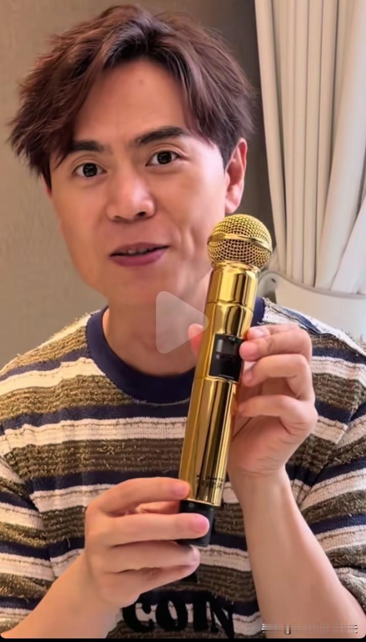 马健涛手握一把金话筒心中甚是开心，他说这支金色的麦克风是为今年的演唱会特别定制的