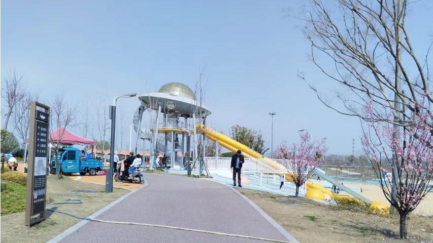 这是固城湖湿地公园的超高超长的滑滑梯。