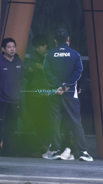 3.20日，我那爱吃玉米的头哥，人设不倒😁
拿着一段玉米，下来点名了。

早训