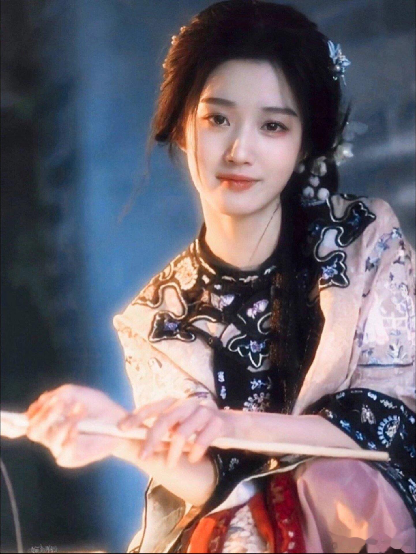 沃的天呐，这竟然是卢昱晓！!第一眼竟然没认出来不过这个妆造还是蛮适合她的，有种江