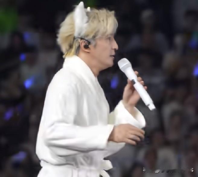 薛之谦这场演唱会哪像是在表演，简直把现场当成自家卧室来享受！他身披浴袍登台亮相，