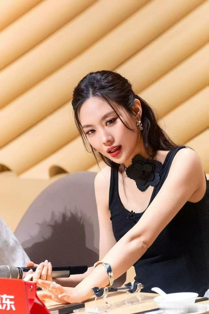 王霏霏孟佳cue曾沛慈孟佳曾沛慈视角看王霏霏家乡美食大赛 王霏霏听了半天问一句“