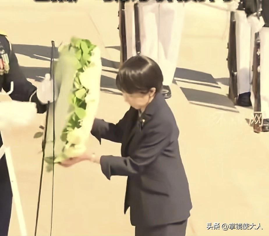 高市早苗终于不笑了，这次她表情严肃，拿着花圈，跑到美国阿灵顿国家公墓献花圈去了，