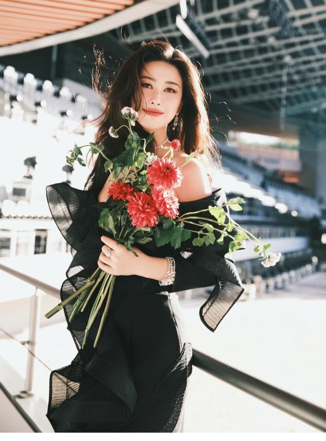 朱珠，鲜花和她好配。