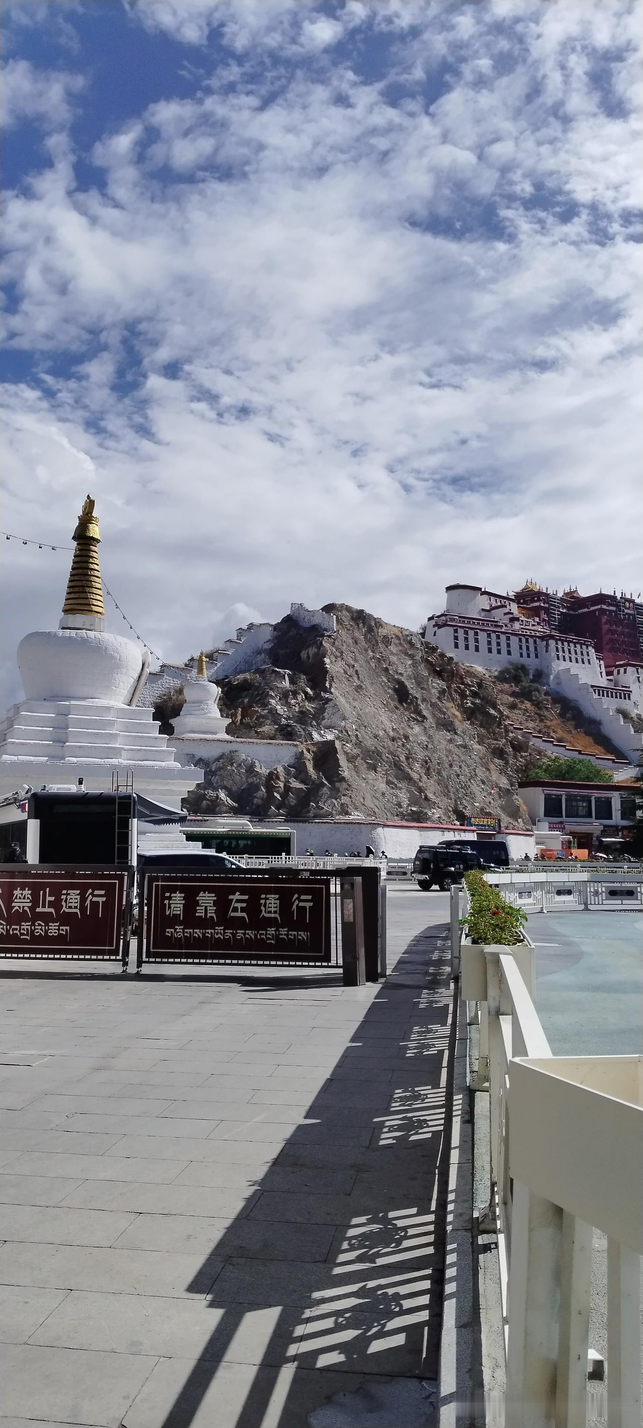 到了布达拉宫，必须知道的知识。
第一、拍照。人家顺时针围绕布达拉宫朝拜，我是围绕