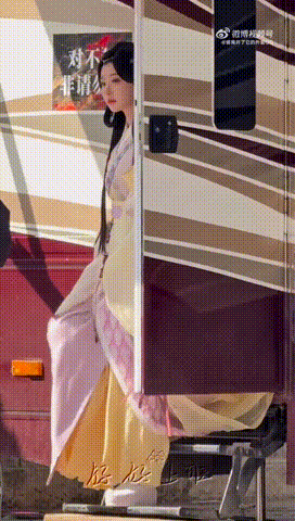 孔雪儿将门独后首套造型真的会被孔雪儿这套造型美晕！鲜衣俏丽的沈玥小姐，灵动又娇憨