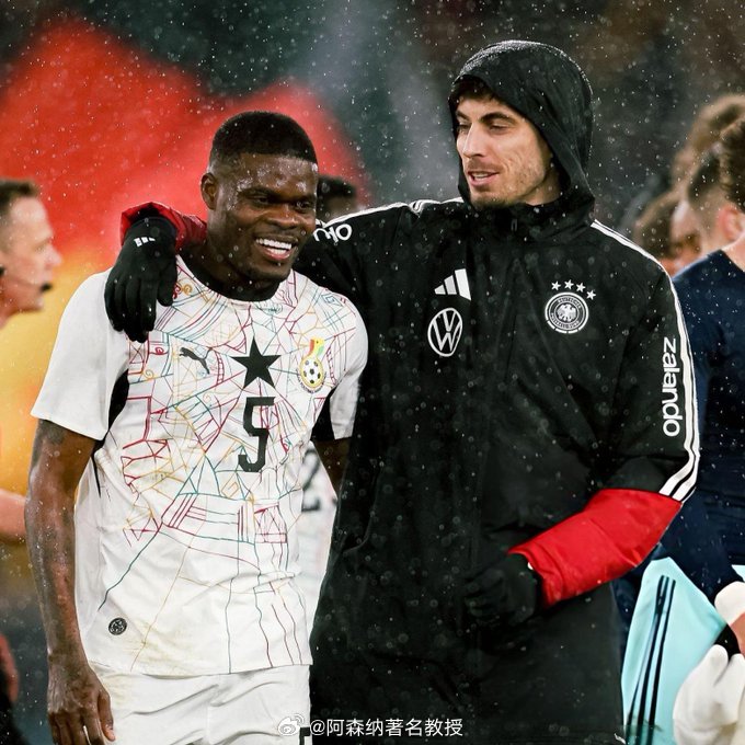 昨晚德国队战胜加纳队后，哈弗茨与前阿森纳球员托马斯合影 英超联赛 阿森纳著名教授