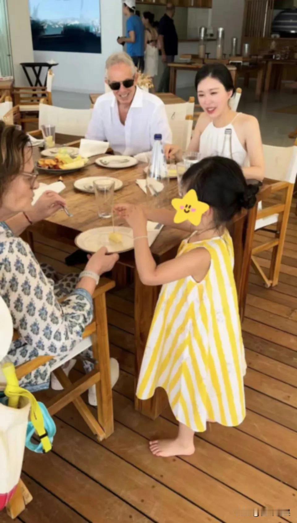 #田朴珺王石一家三口和英国前首相聚餐度假# 
王石和田朴珺夫妻俩是社交达人，自从