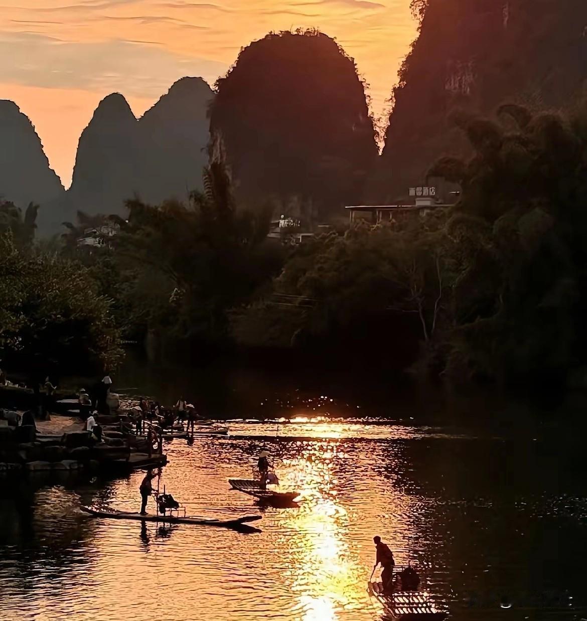 人这辈子其实只在做两件事，
一件是报恩，一件是报仇。

报恩和报仇都是人的潜规则