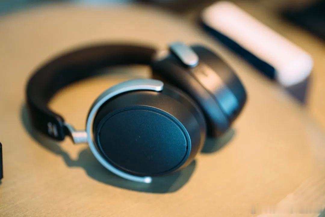 京东拍卖80万的耳机 该耳机被誉为耳机界劳斯莱斯，采用稀有材质振膜与突破性声学技