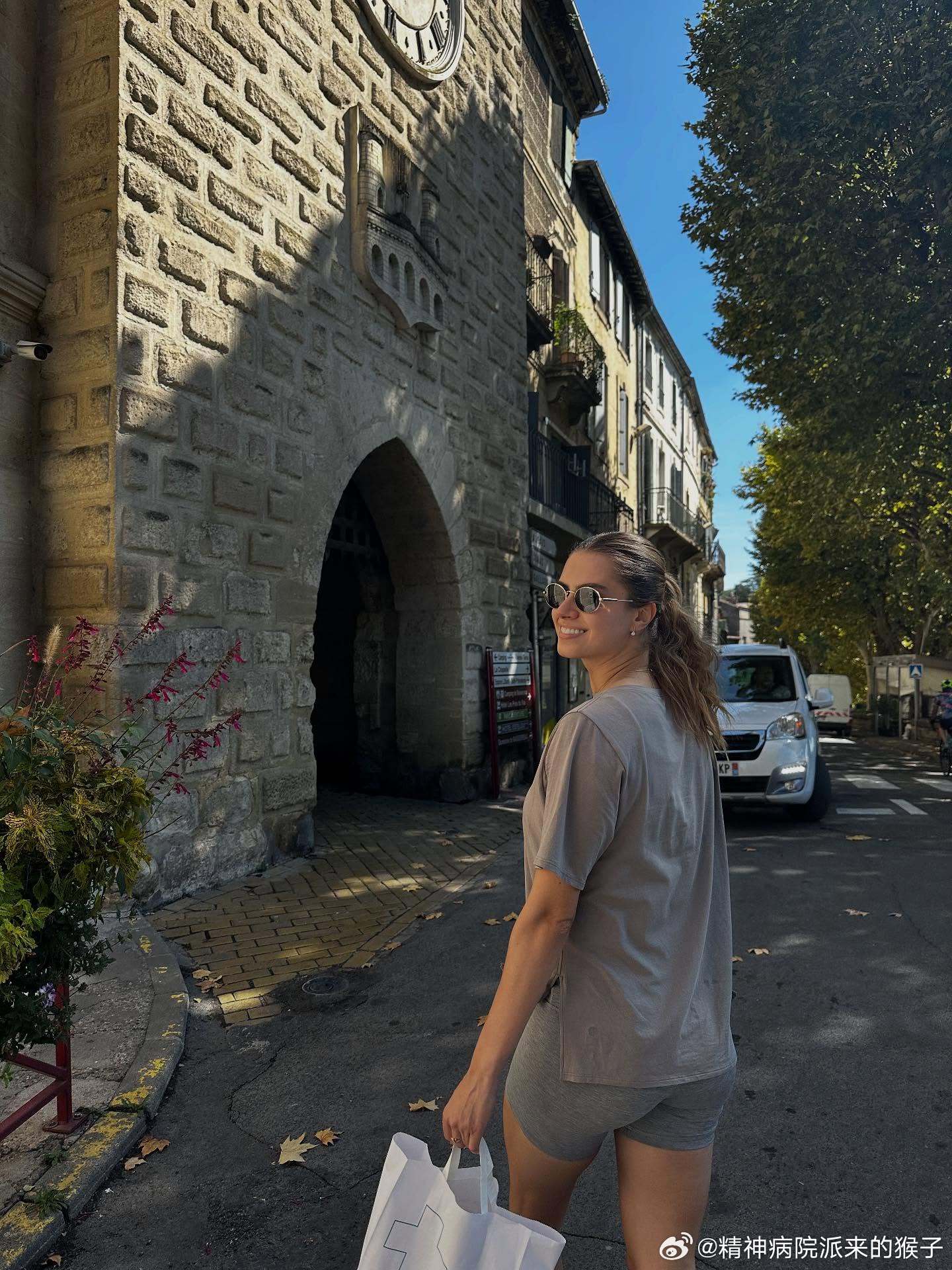 布鲁纳高桥：总是带着一个药店的购物袋🤭🇫🇷 ​​​