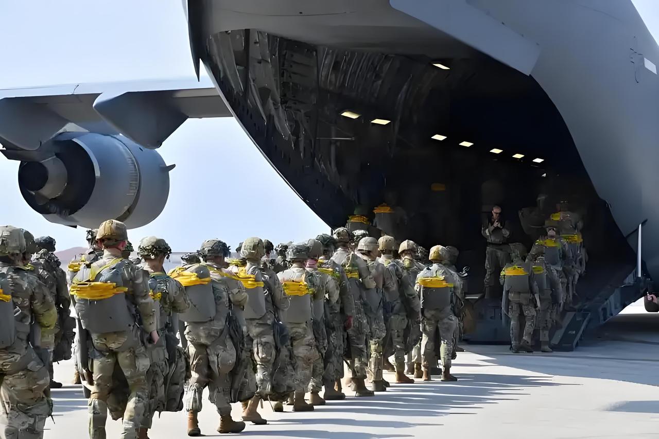 第82空降师的士兵已经登上了飞机，他们将飞往欧洲待命！另外其他地面战准备工作也在