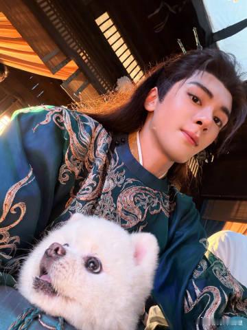 曾舜晞被孟子义的狗吸粉了曾舜晞好喜欢孟子义的狗  曾舜晞被孟子义的狗吸粉了，还抱