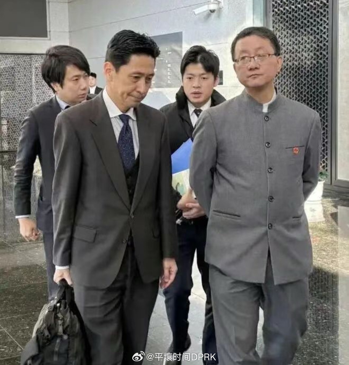 是的 脊梁必须是直的！2025年最佳国际新闻图片！ 