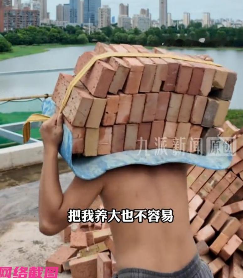 湖北武汉有男孩是名扛楼工，就是为别人家居装修时或在工地上，提供上楼的操作辛苦服务