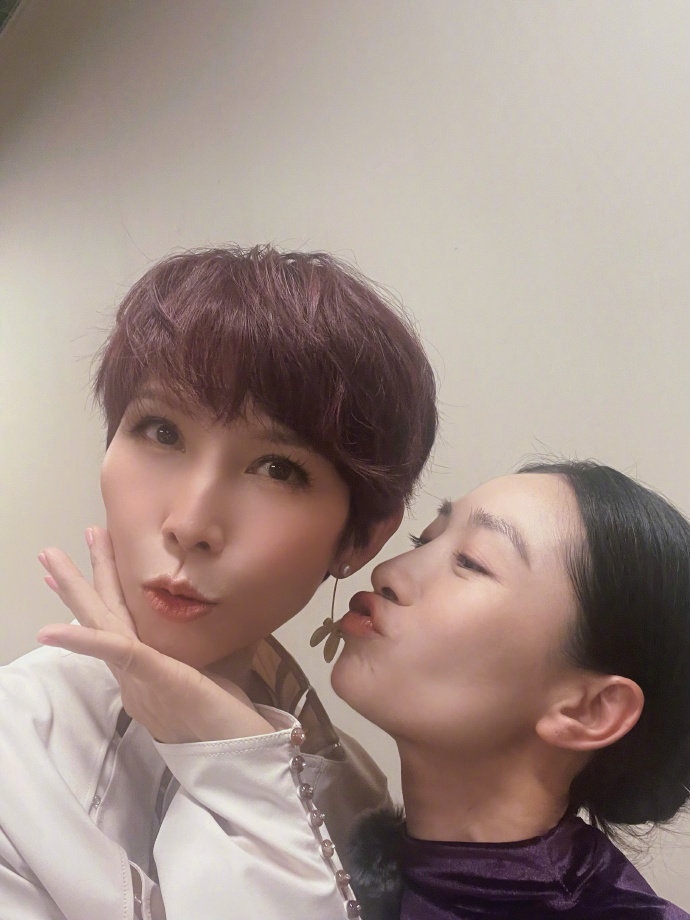 #蔡少芬陶昕然贴贴# 蔡少芬陶昕然重聚首！皇后战队出宫旅游！直接让我梦回甄嬛传啊