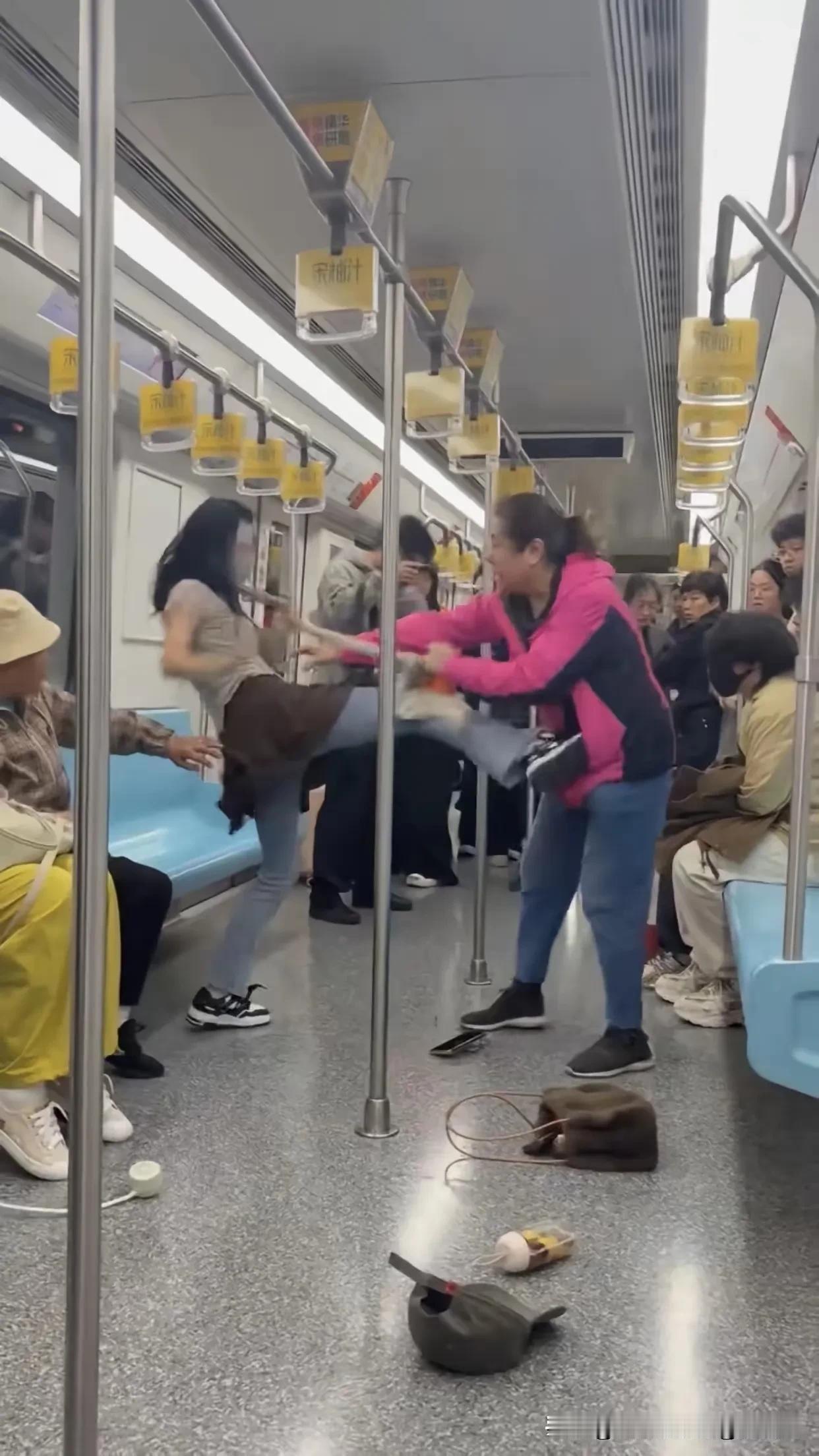 上海地铁1号线里，俩女子打架视频大家都看到了吧，那叫一个猛，生龙活虎，一点不比男