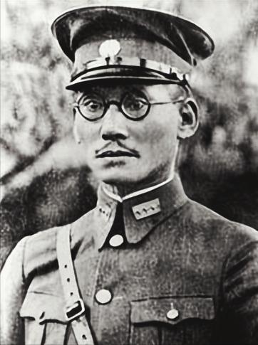 法国大力士到云南讲武堂挑衅，还是学生的龙云迎战。大力士不屑一顾，龙云却趁其不备用