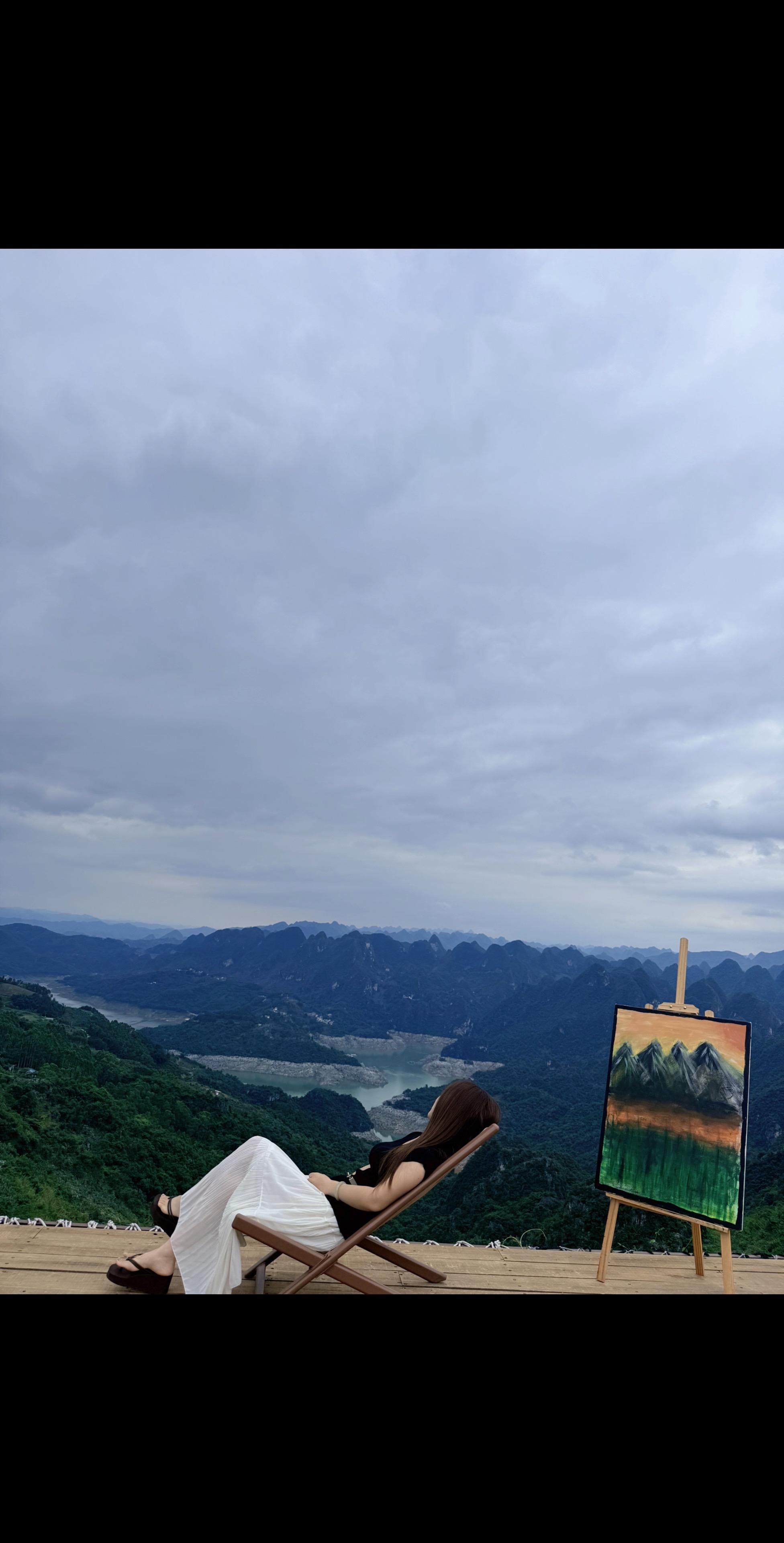 酒喝不尽，嗑唠不完，可人还要走的 虽然是山川美景近在眼前 我却只是个匆匆旅者