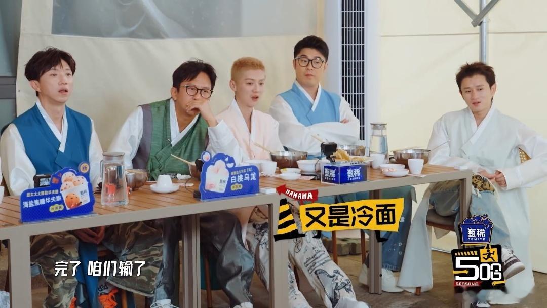 鹿晗粉色朝服是自己选的鹿晗一直在going 鹿晗这件粉色朝服是自己选的，果然他最