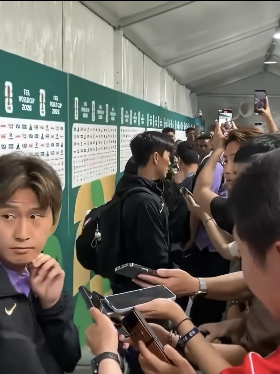 贴脸开大！韩国球员接受采访，南非球员高歌送行。
美加墨世界杯小组赛第三轮，韩国队