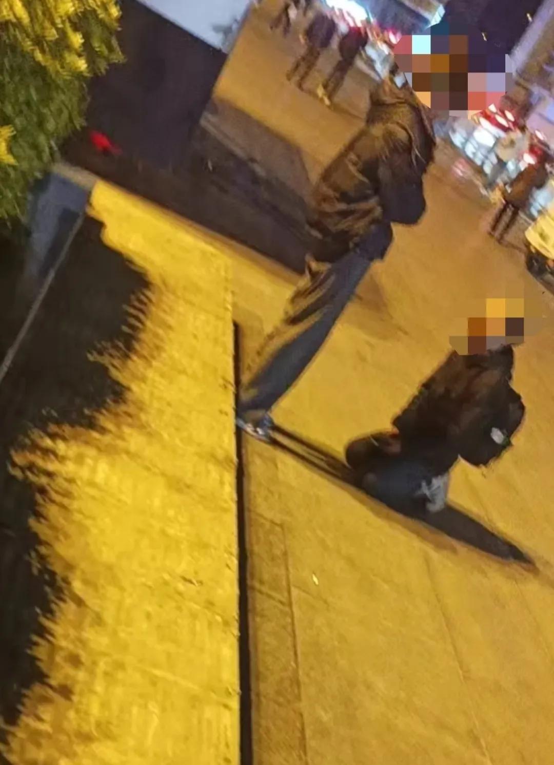 跪着这孩子，爹妈要是看见了该有多心疼啊！