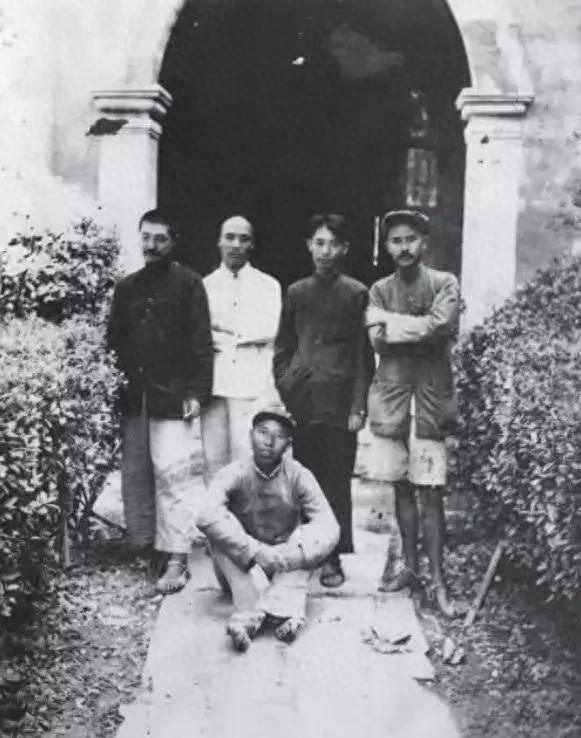 他本拟初选为大将，许光达力荐其有将才，数十年后他竟成为第二代领导集体成员
195