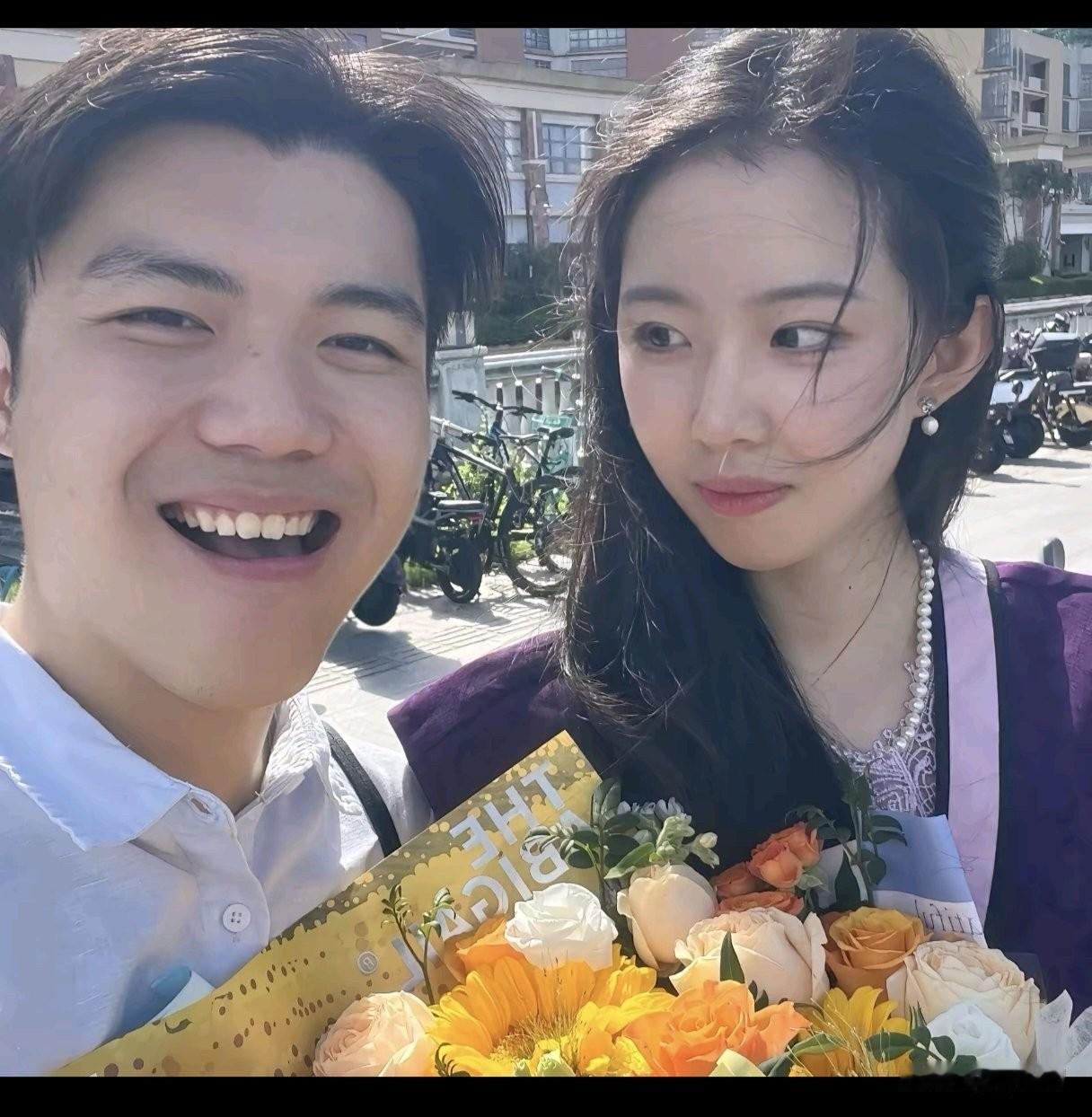 说实话，现在这个时代，很多时候对女生确实比对男生更宽容。

只要长相过得去、性格
