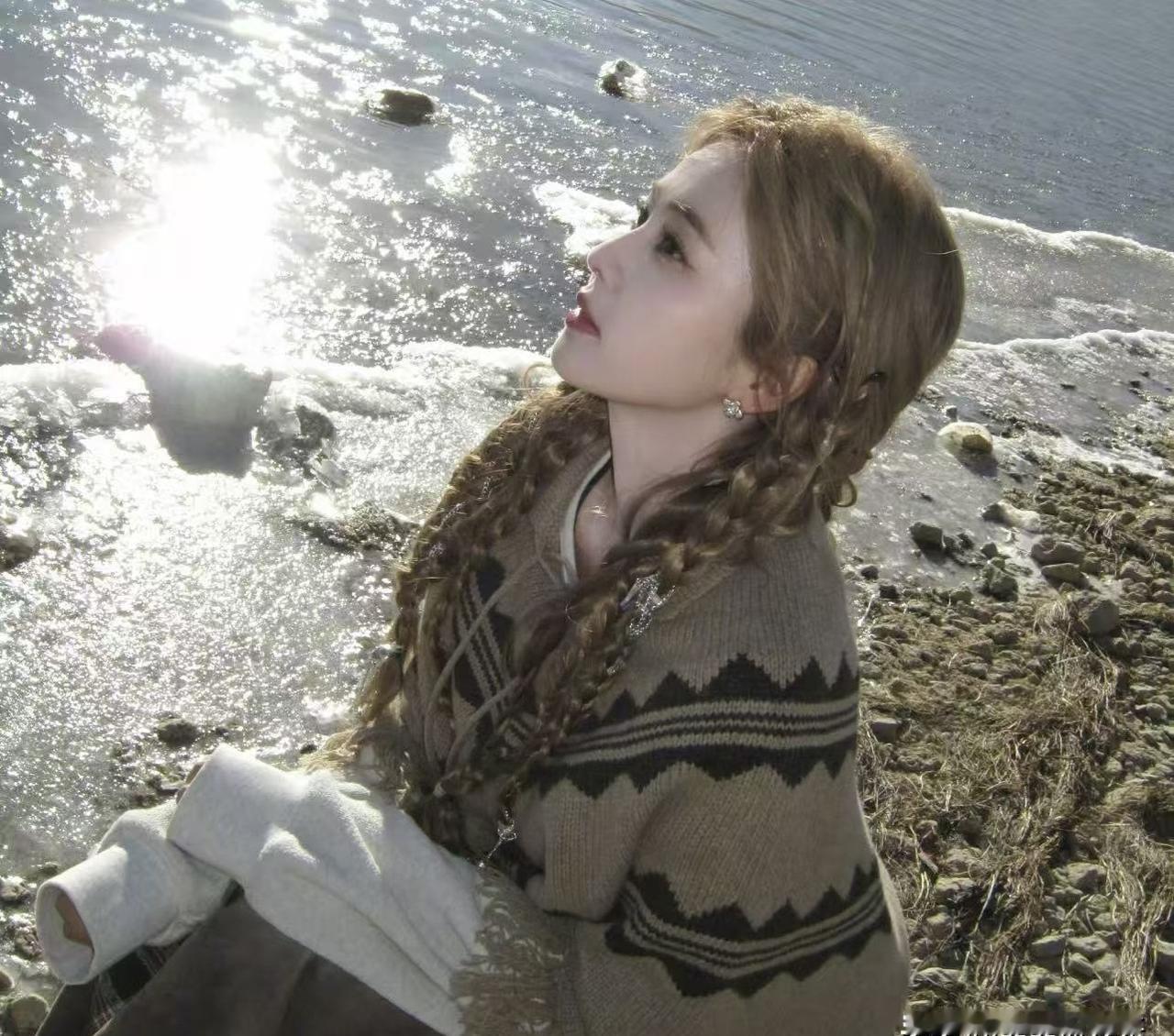 白鹿这人脉网，堪称娱乐圈行走的“人脉王”绝绝子！
别的明星拼资源，她已经直接在拼