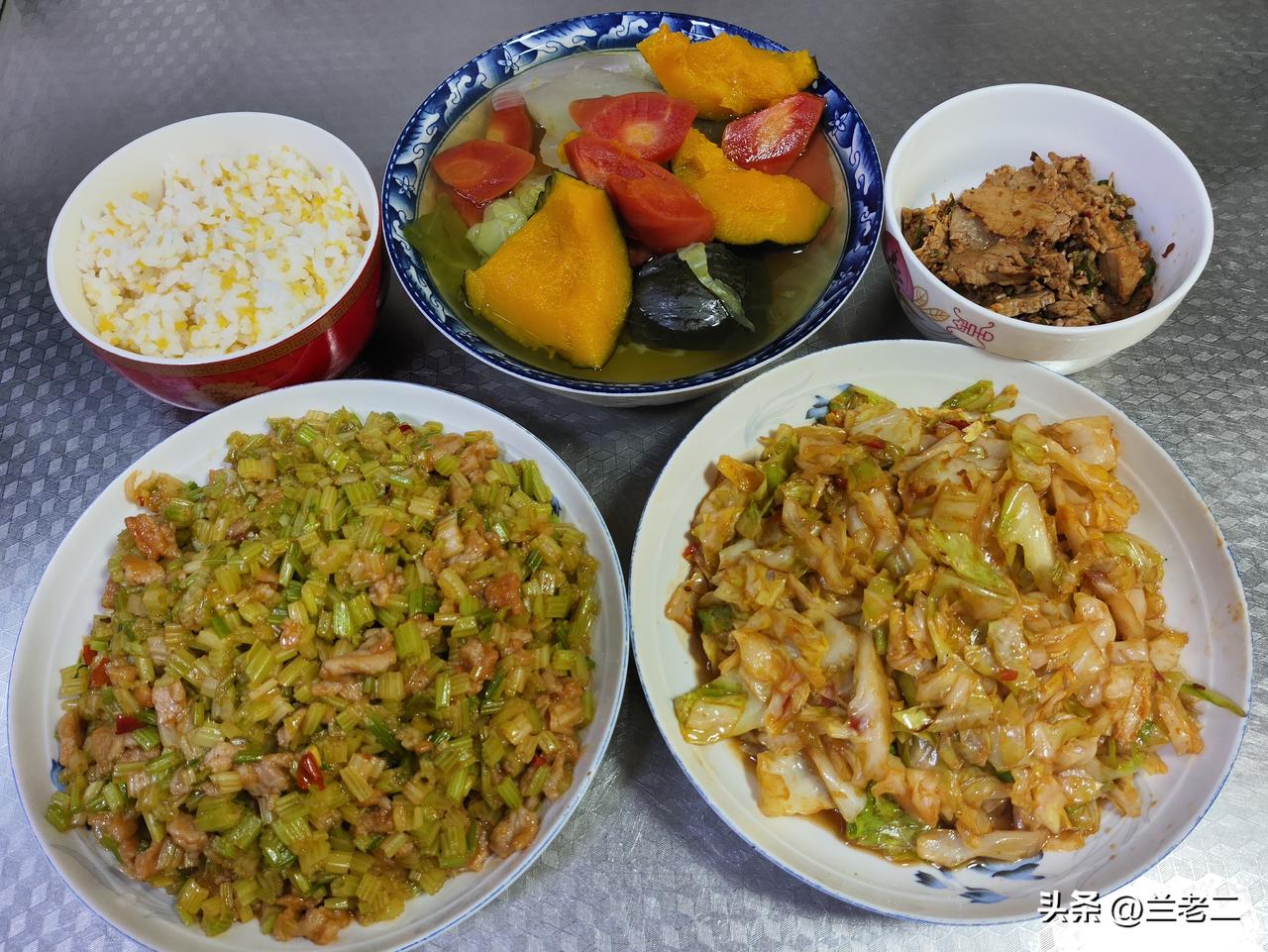 四月十四日的午餐分享来啦！有芹菜炒肉，有素炒鸡心莲白，还有煮蔬菜汤（打卡第八天）